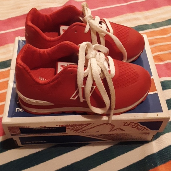 Boy toddler 6.5M rsd and white New Balance shoes - Picture 2 of 8